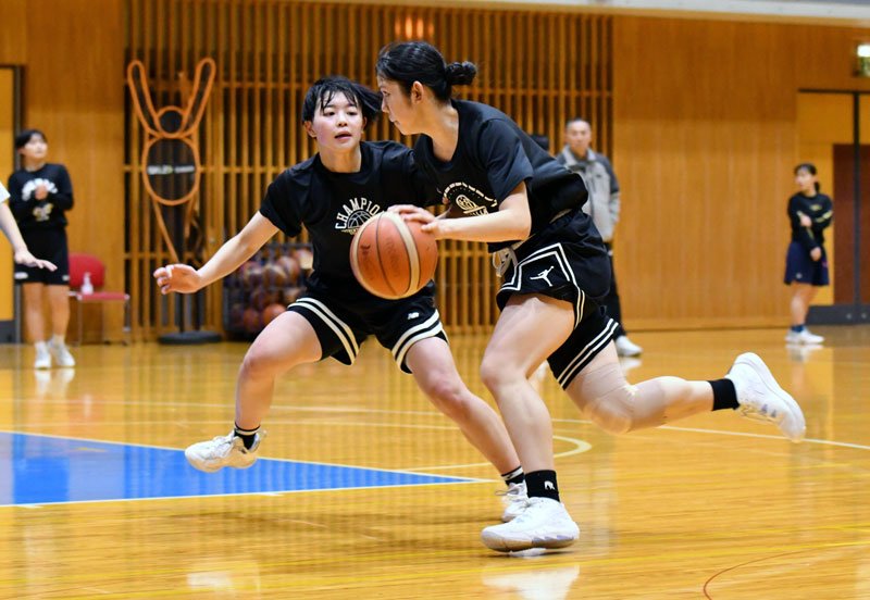 練習に汗を流す昭和学院の選手ら＝市川市