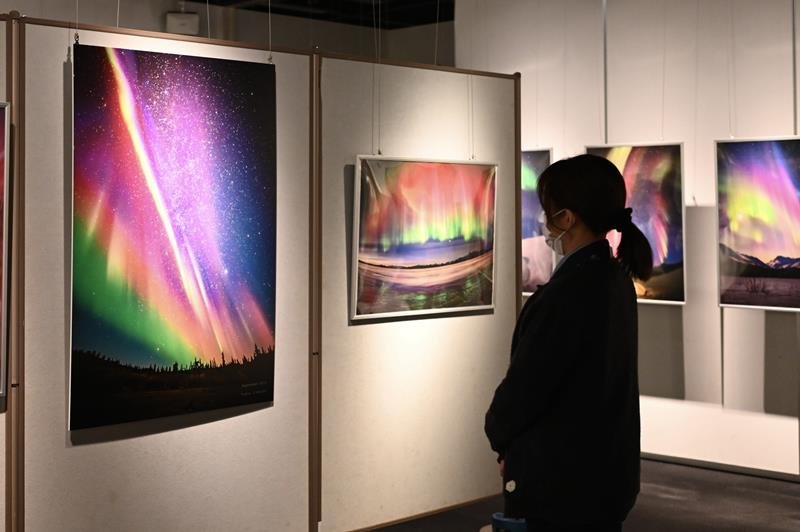 さまざまな姿のオーロラの写真が展示されている会場＝千葉市中央区
