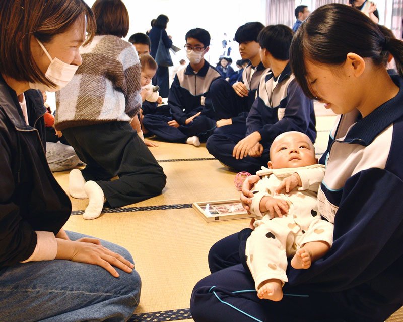生徒は赤ちゃんと触れ合い、命の大切さについて学んだ＝東庄町立東庄中学校