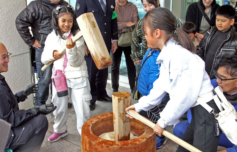 きねと臼を使って餅をつく子どもら＝鴨川市

