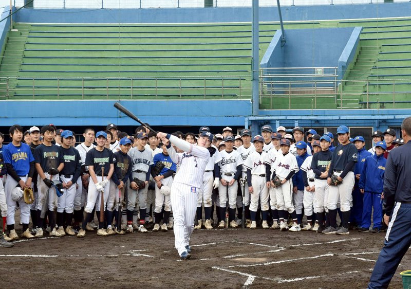 中学生の前で豪快なバッティングを披露する長岡選手＝２１日、船橋市