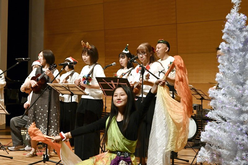 全盲のウクレレアーティストらによる演奏＝２１日、千葉市中央区