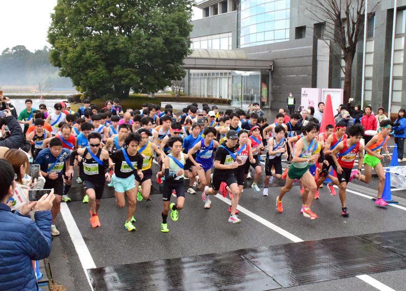 町役場前をスタートする選手たち＝２１日、長柄町