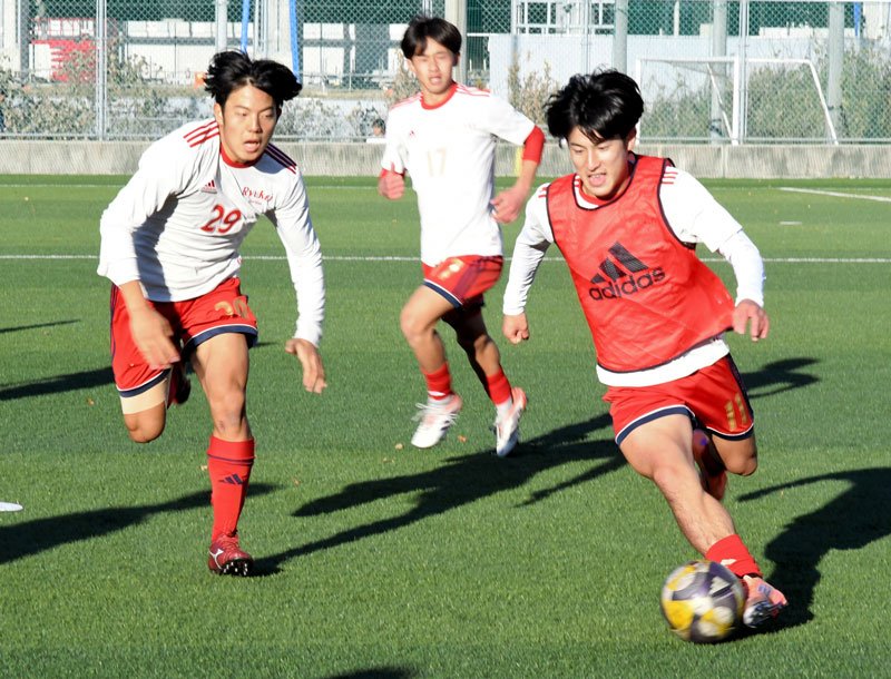 ドリブル練習に励む流通経大柏の選手ら＝柏市