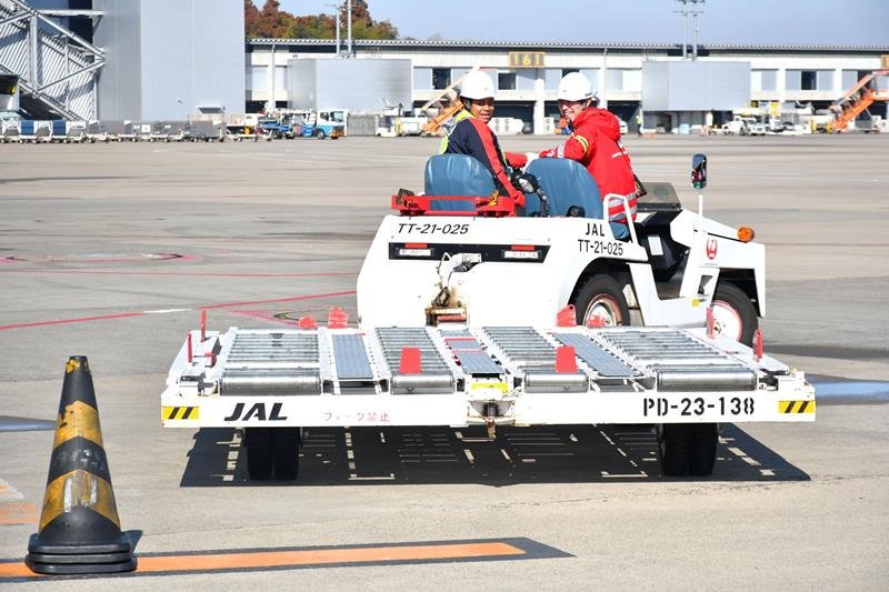 成田空港の駐機場で運転するけん引車両の操作を練習する特定技能外国人の従業員ら＝１月、成田市

