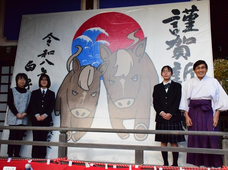大絵馬を描いた茂原高校美術部の生徒と石橋さん（左）、宮田宮司（右）＝白子町の白子神社
