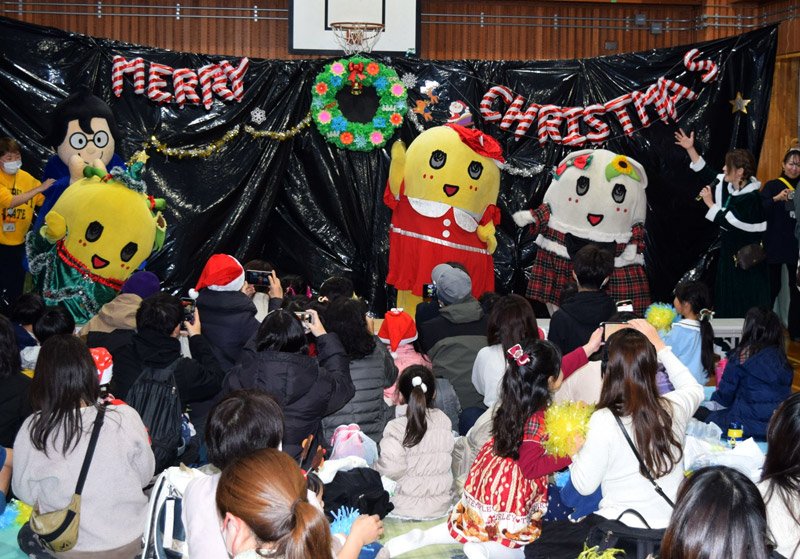 サンタクロース姿でサプライズ登場したふなっしー（中央）＝２４日、船橋市