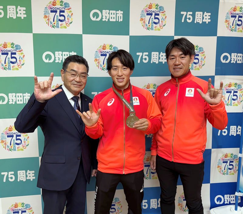 鈴木市長（左）に銀メダル獲得と今後の抱負を語った滝沢選手（中央）と安沢トレーナー＝野田市役所