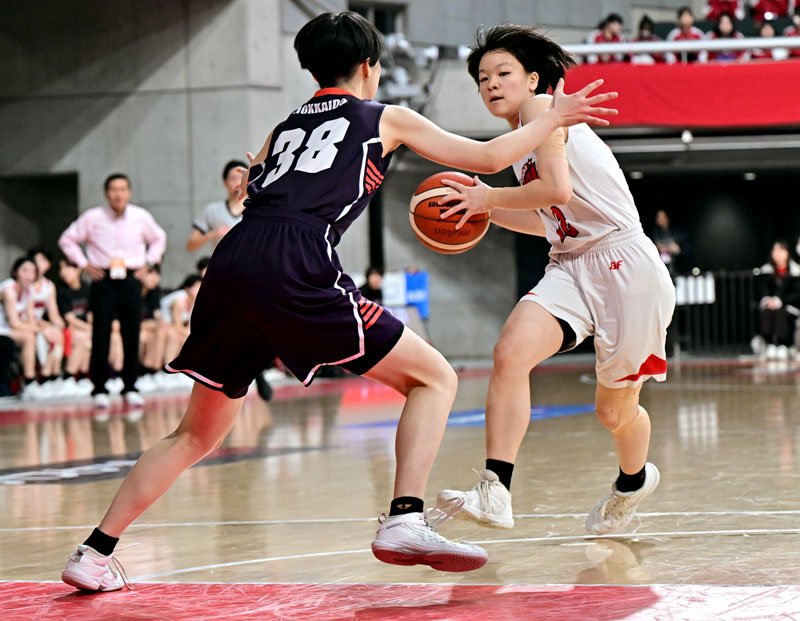 第４クオーター、競り合う千葉経大付・上野（右）