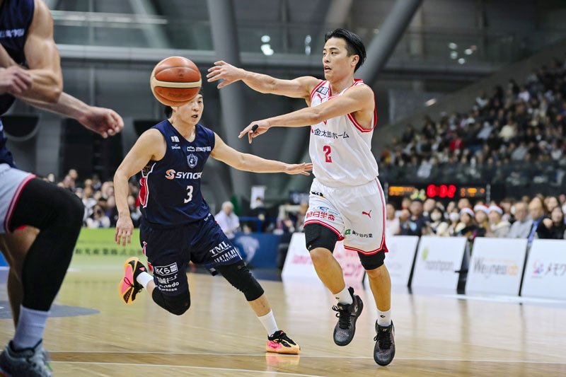 横浜ＢＣ―千葉Ｊ　第１クオーター、アシストをする千葉Ｊ・富樫＝横浜国際プール