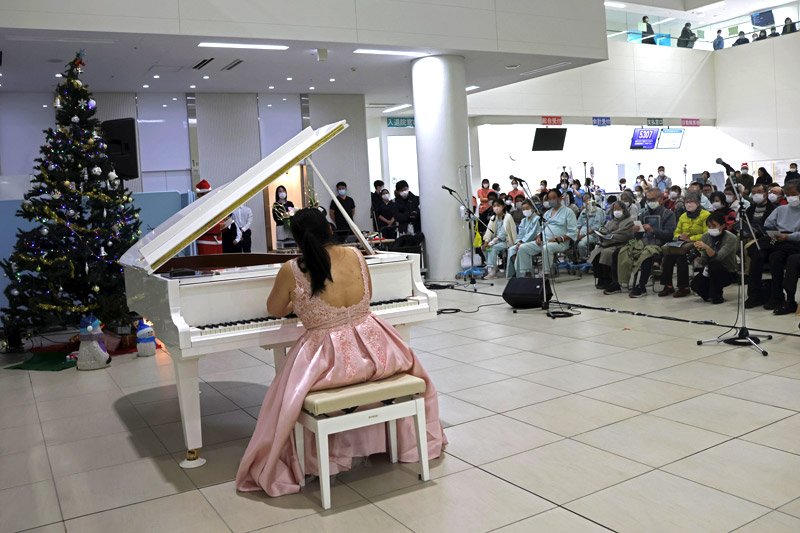 クリスマスイブの院内にピアノの音色が響いた＝２４日、東金市