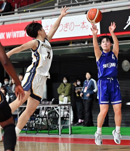 東海大福岡―昭和学院　第２クオーター、シュートを放つ昭和学院・藤松（右）＝東京体育館