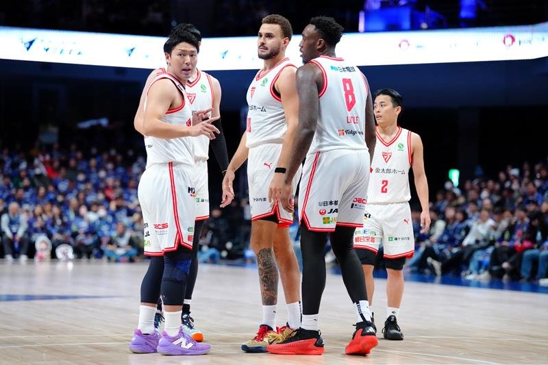 長崎戦でコートに集まる千葉Ｊの選手たち＝長崎市ハピネスアリーナ
