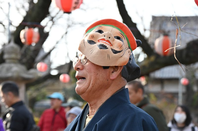 笑って１年の憂さ晴らしをした＝３１日、千葉市中央区