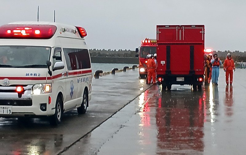 海への転落事故現場近くの岸壁に集まる消防関係者＝１４日午前１０時３５分ごろ、銚子市
