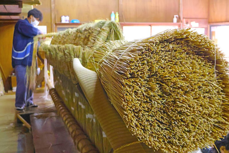 成田山新勝寺で大しめ縄作り佳境　新年の準備丁寧に　わら２５００束、重さ２００キロ