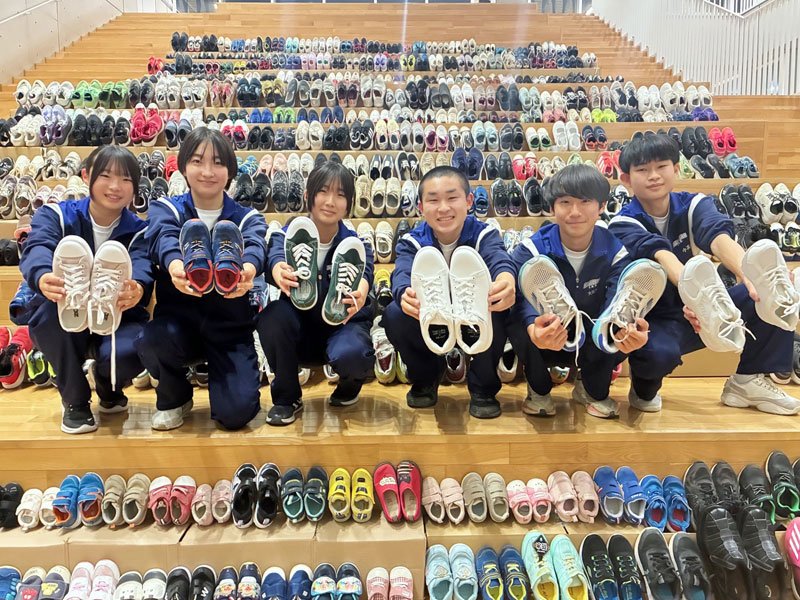 はだしなどで生活するフィリピンの子どもに靴を贈ろうと、勝浦市立勝浦中学校の生徒会が不要になった靴を市内で募った。４８９足が集まり、来年、支援活動をする有志を通して届けられるという