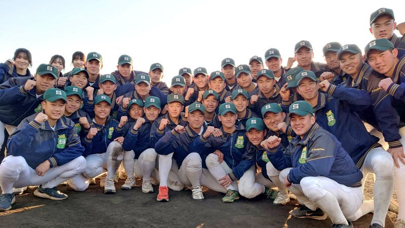 選抜高校野球大会出場を決めてガッツポーズする専大松戸ナイン＝３０日、松戸市の専大松戸高野球場