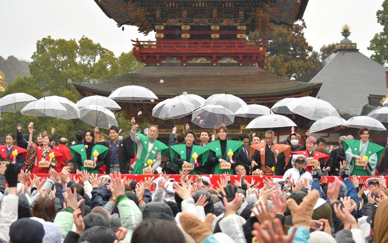 【昨年の様子】成田山新勝寺の節分会で特設舞台から豆をまく大河ドラマ出演者ら＝２０２５年２月、成田市