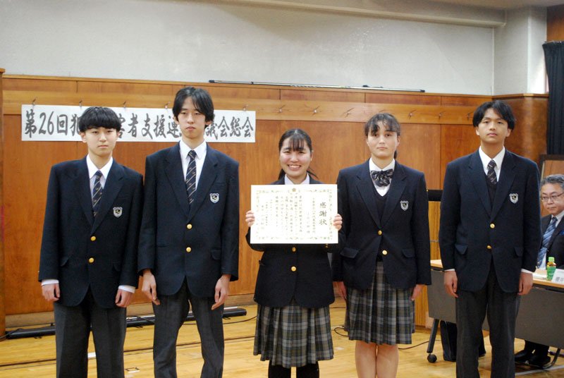八千代署長から感謝状を受け取った八千代東高校のＪＲＣ部の生徒＝八千代市