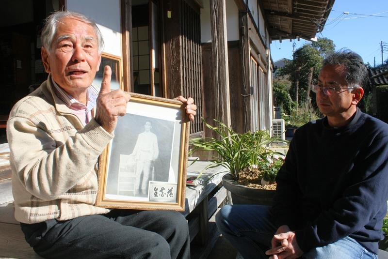 総蔵について説明する金谷恒雄さん（左）と淳さん＝旭市
