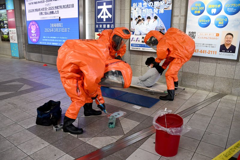 被害者の搬送と不審物の除去訓練をする鎌ケ谷市消防本部職員＝新鎌ケ谷駅