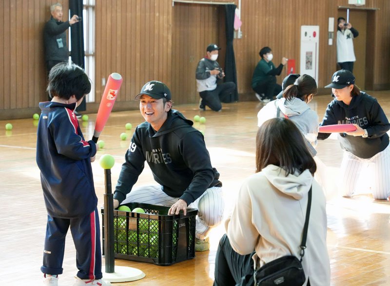 ティー打撃を教える千葉ロッテの立松選手（左から２人目）＝匝瑳市