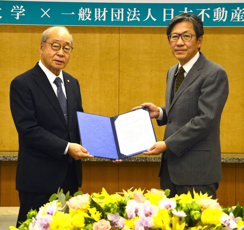協定を交わした中嶌学長（左）と宮内理事長＝浦安市