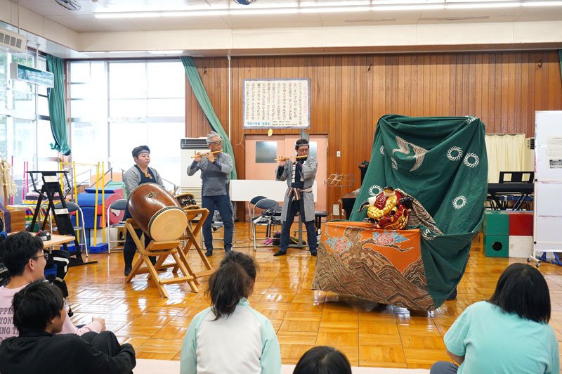 生徒らにお囃子や獅子舞を披露する上原神楽囃子保存会＝いすみ市