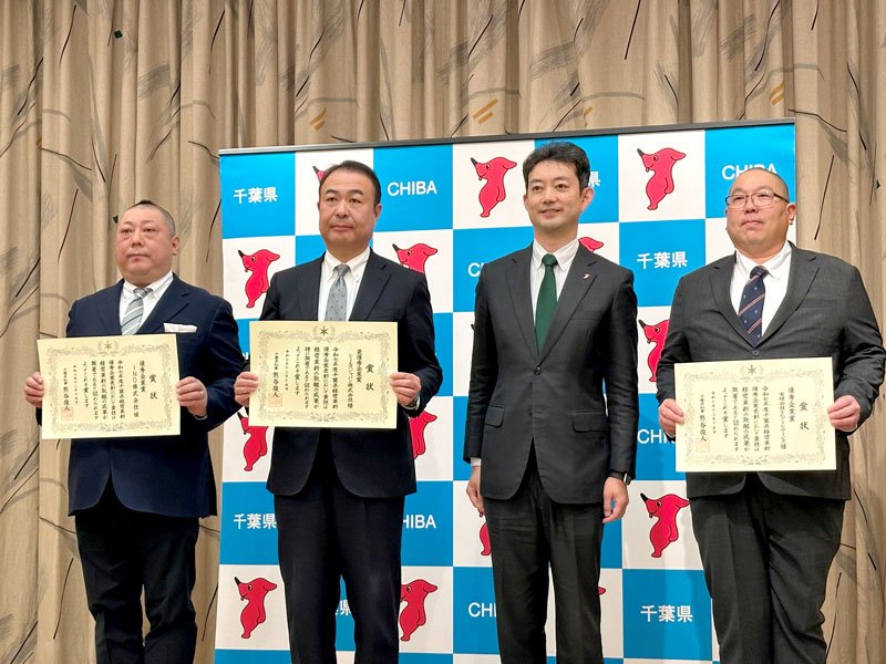 最優秀企業賞を受賞したシーエスジャパンの野城正人社長（左から２人目）ら＝千葉県庁