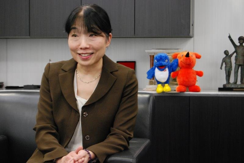 千葉日報社のインタビューに応じる青山彩子県警本部長
