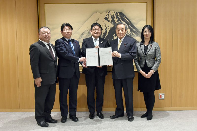 神谷市長（中央）に政策提言書と要望書を手渡す議連メンバー＝千葉市役所