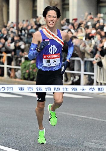 第１０２回箱根駅伝で総合３位のゴールをする順大アンカー・山本悠＝３日、東京・大手町
