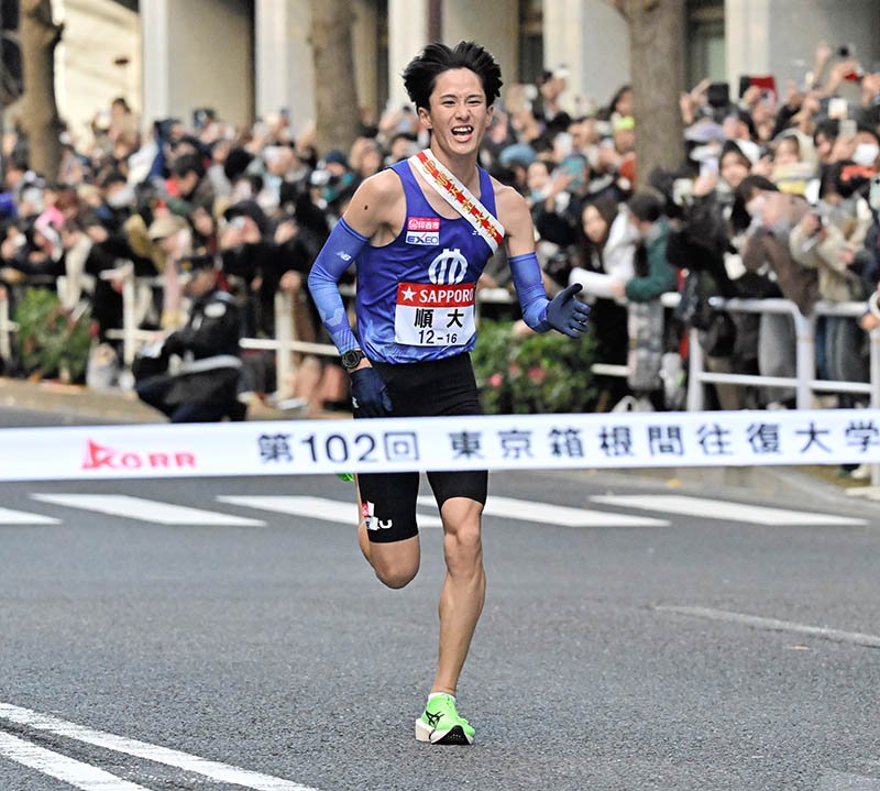 総合３位でゴールする順大アンカー・山本悠＝３日、東京・大手町