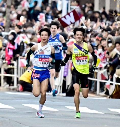 ゴールに向かう中央学院大アンカー・成川翔太（右）＝東京・大手町