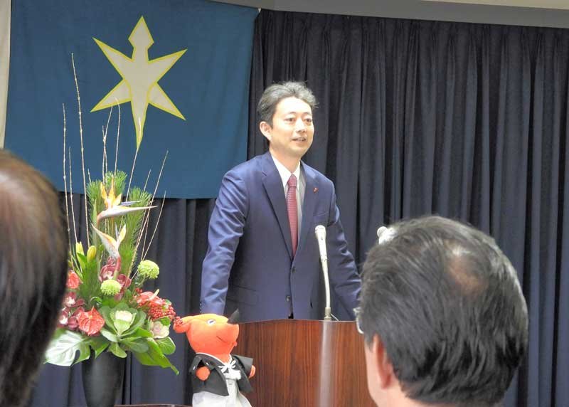 県庁の仕事始め式で幹部職員に訓示する熊谷知事＝５日、県庁
