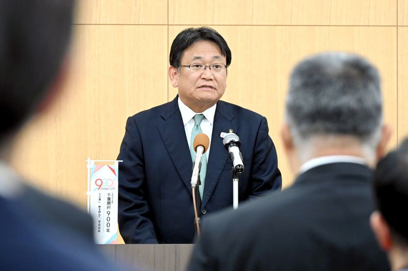 仕事始め式で幹部職員を前にあいさつする神谷市長＝５日、千葉市役所