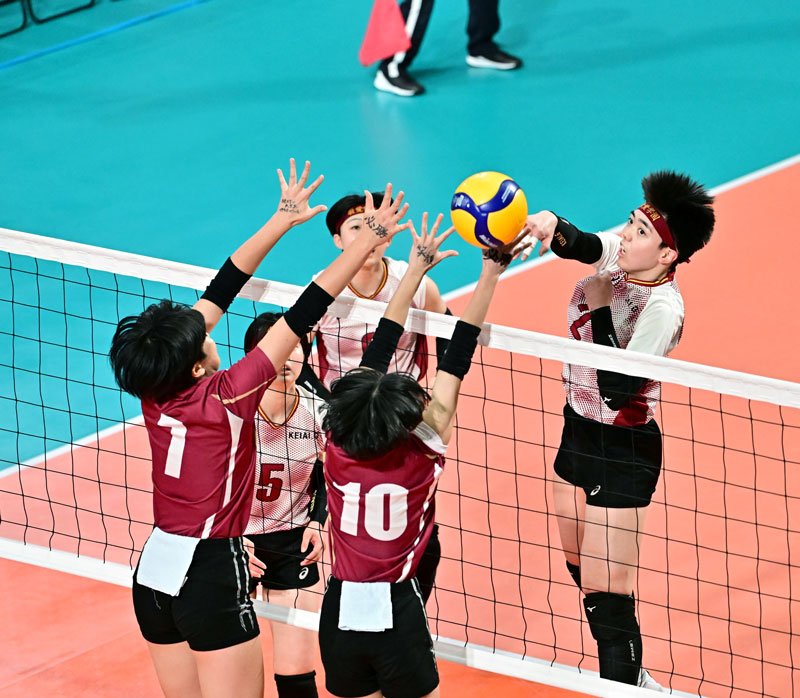 旭川実－敬愛学園　第１セット、スパイクを放つ敬愛学園・根本（右）＝東京体育館