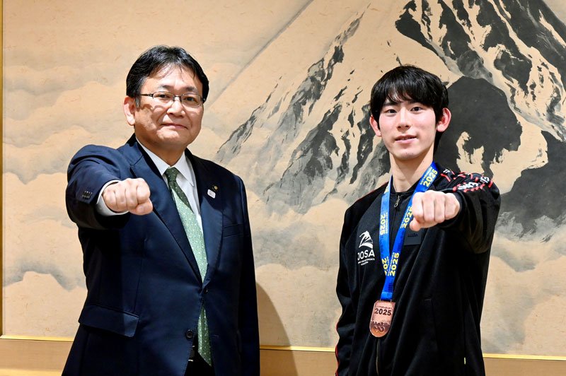 世界３位になった山本選手（右）＝昨年１２月２５日、千葉市役所
