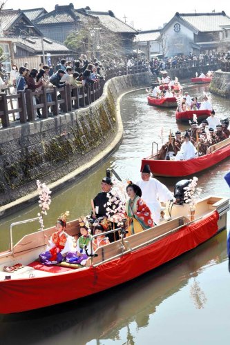 雛人形の衣装をまとった参加者が舟で佐原の町並みを巡る「さわら雛舟春祭り」＝昨年３月、香取市
