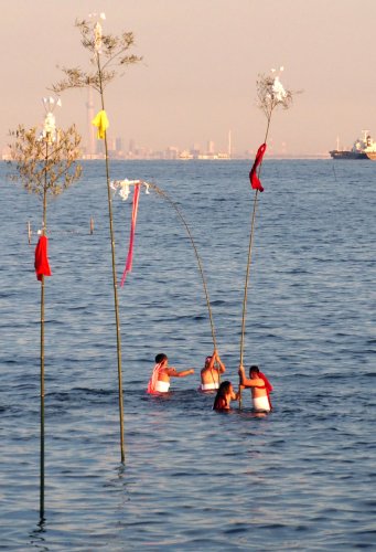 厳寒の海に入り、梵天立てを行う若者たち＝１０日、木更津市