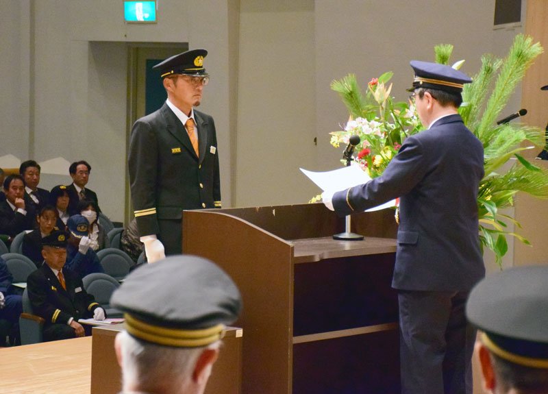消防活動の功労者を表彰した長生郡市消防出初め式＝１０日、長生村文化会館