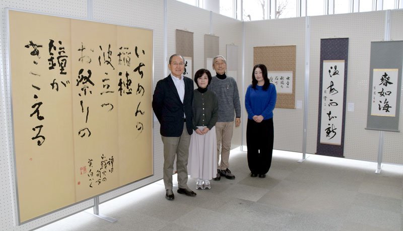 縦横１８０センチの大作と並ぶ伊場さん（左）ら＝１１日、富里市の富里市立図書館