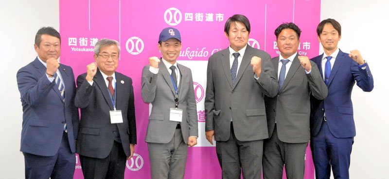 鈴木市長（左から３人目）に快挙を報告した千葉ＳＳの杉山代表（同４人目）ら＝四街道市役所