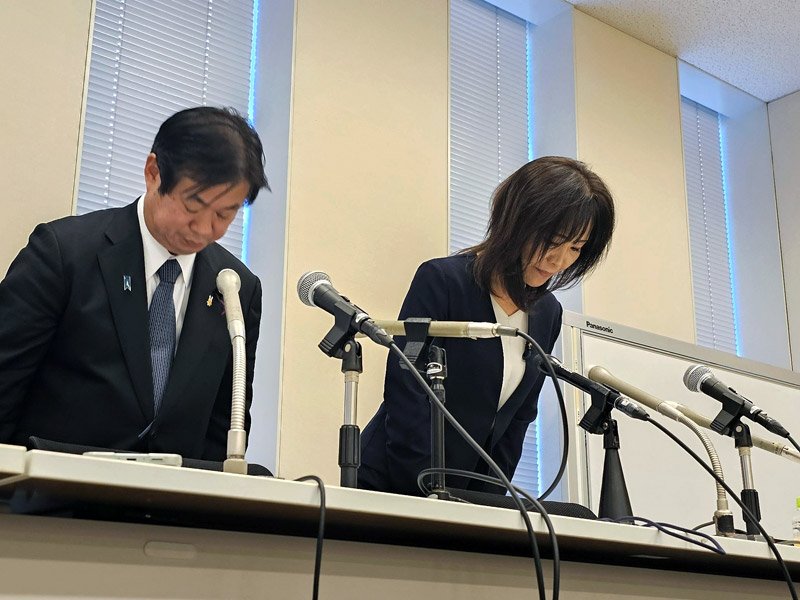 記者会見で謝罪する岡野氏（右）と竹詰千葉県連会長＝１４日、東京都千代田区