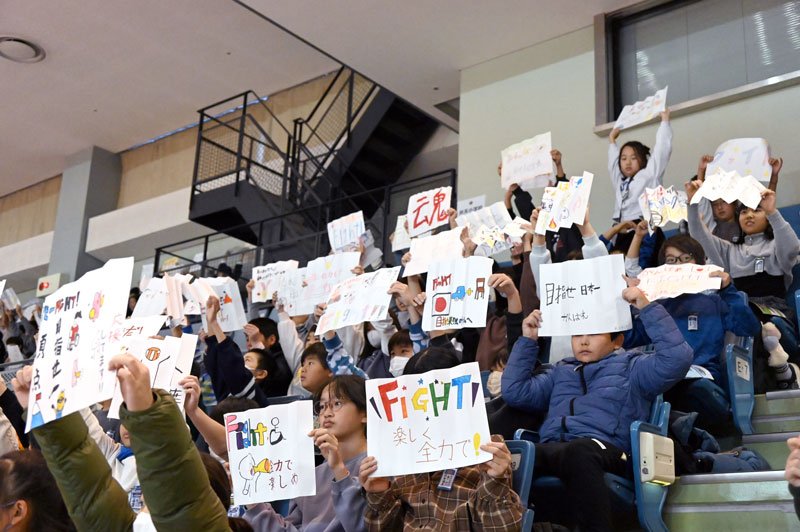 激しいタックル児童ら興奮　車いすラグビー選手権　ＲＩＺＥ　ＣＨＩＢＡ　８チーム熱戦　千葉市