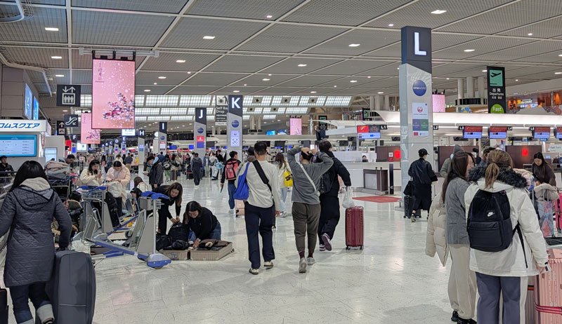 服の圧縮機お試しで　旅先の悩み解消　アパレル系企業、２月、羽田でも実験　成田空港