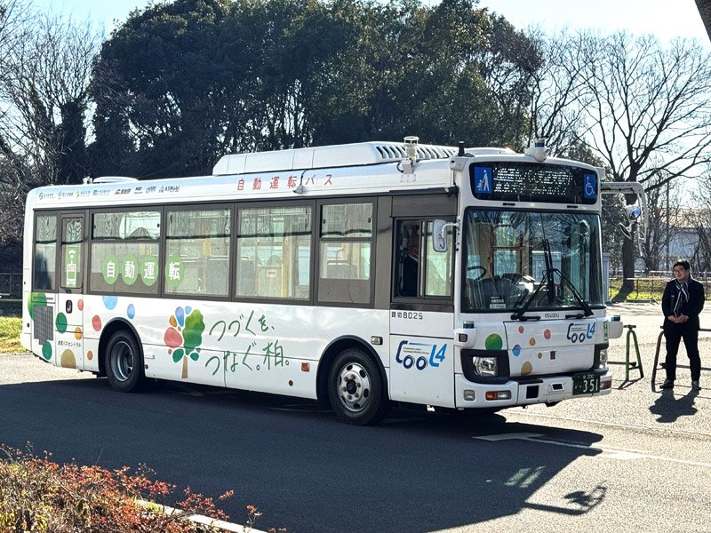 レベル４自動運転で使用する中型バス。最高時速は４０キロ＝柏市