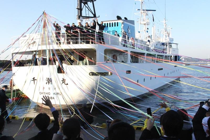県立館山総合高校の生徒らを乗せ、館山港から出航する実習船の千潮丸＝館山市
