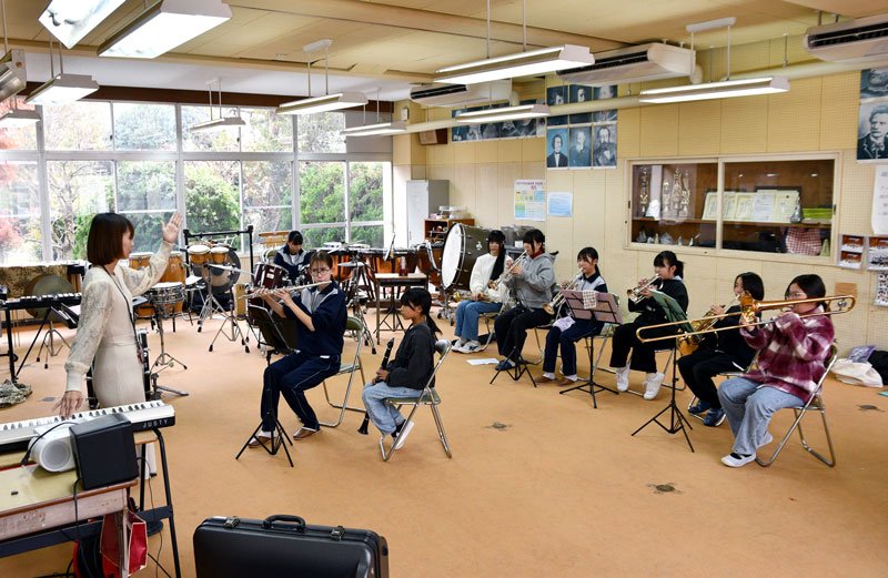 吹奏楽で町に活気を　小中高生在籍　アルソーレウィンドオーケストラ誕生　演奏披露へ垣根越え練習　東庄